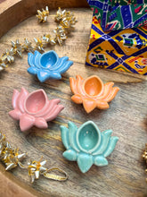 Load image into Gallery viewer, Patola Gift Box w/ Lotus Tealights