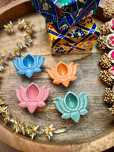 Load image into Gallery viewer, Patola Gift Box w/ Lotus Tealights