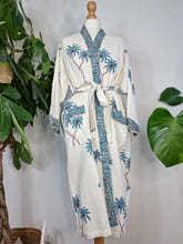 Load image into Gallery viewer, Coconut Creek Waffle Weave Bath Robe

