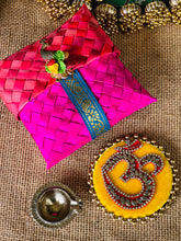 Load image into Gallery viewer, Pooja Favors- Palm Pouches w/ Kundan Om
